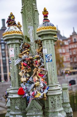 Westminster Köprüsü ve bir kutup üzerinde Aşk kilitleri