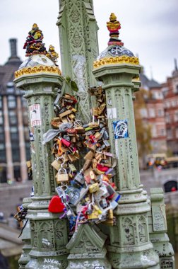 İnsanlar Westminster Köprüsü'ne aşk kilitleri koydular.