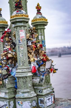 Westminster Köprüsü üzerinde Aşk kilitleri ve altında nehir thames olduğunu