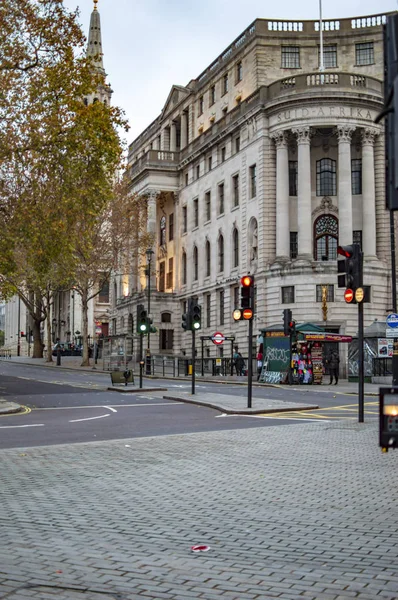 Cesty vedoucí na jiná místa z Trafalgarského náměstí v Londýně — Stock fotografie