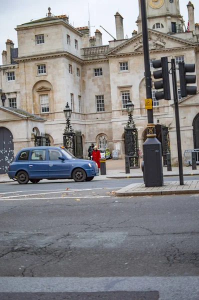 Londra'daki kraliyet sarayının önünden geçen bir araba — Stok fotoğraf