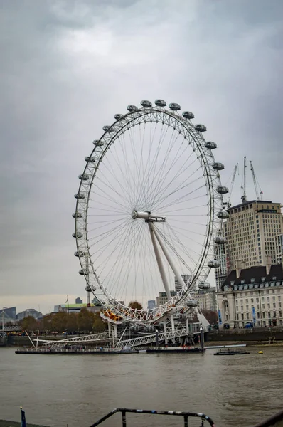 Ο μεγάλος τροχός από το μάτι του Λονδίνου από τη γέφυρα όπως προβλήθηκε — Φωτογραφία Αρχείου