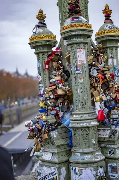 Londra'da Westminster köprüsünde binlerce aşk kilidi