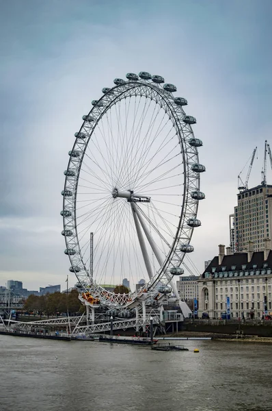 Лондонське око від Вестмінстерський міст — стокове фото
