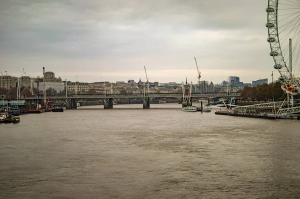 Μάτι του Λονδίνου από γέφυρα westminster — Φωτογραφία Αρχείου