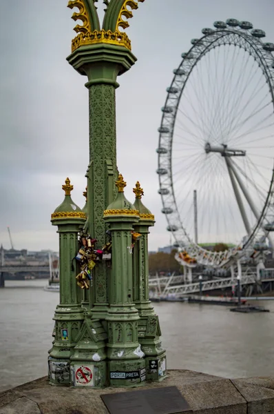 Pólo elétrico e olho de Londres com cores e nuvens adoráveis — Fotografia de Stock