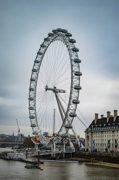 Roda de olho de Londres da ponte de Westminster e nuvens no céu — Fotografia de Stock