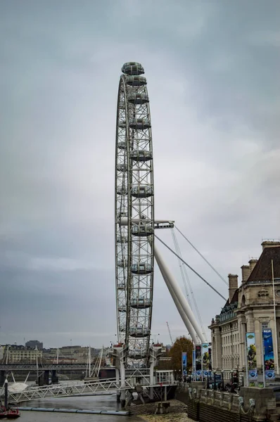Τροχός ματιών του Λονδίνου από τη γέφυρα του Γουέστμινστερ και θεωρείται στρογγυλός κύκλος — Φωτογραφία Αρχείου