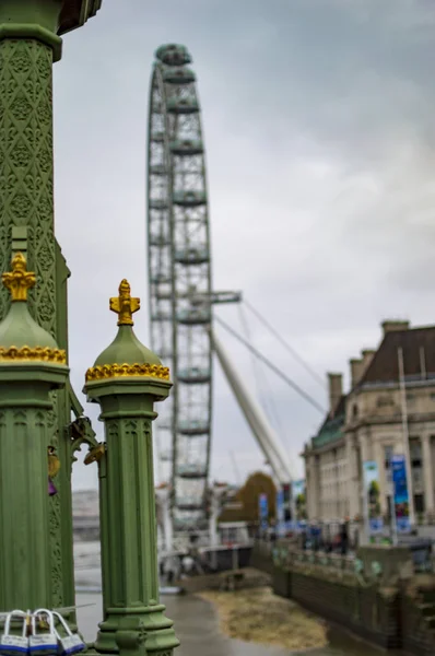 O poste elétrico na ponte de Westminster e olho de Londres visto em uma moldura — Fotografia de Stock