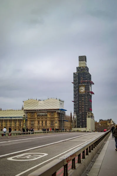Big Ben riparazione e ponte westminster con strada che conduce alla costruzione del parlamento — Foto Stock