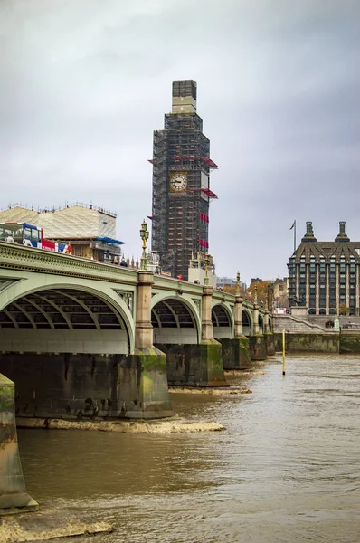 Thames nehri ve big ben parlamento binası aşağıda akan wate ile — Stok fotoğraf