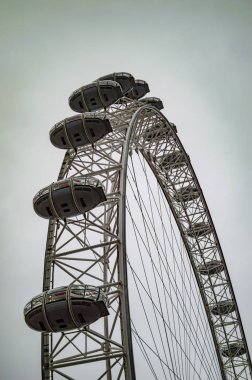 Londra göz ve yarım tekerlek bulutlar gökyüzünün üst kısmı