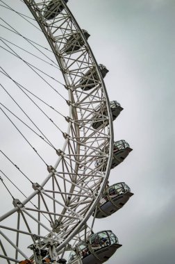 Gökyüzünde bakla ve bulutlar ile Londra göz yarım tekerlek