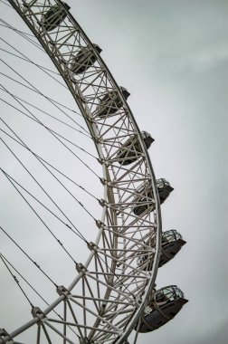 Pods ile Londra göz yarım tekerlek ve insanlar orada