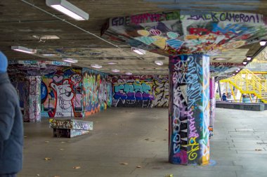Sanatçılar güney bank parkta grafiti boya