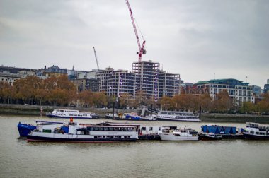Thames Nehri'nde yudumlar ve ayrıca bazı tekneler