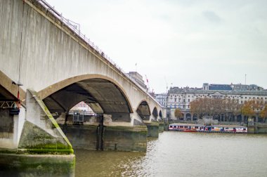 Güney kıyısında Thames Nehri üzerindeki köprü