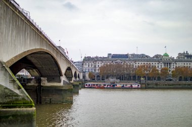 Thames Nehri üzerindeki köprü ve aşağıda akan su