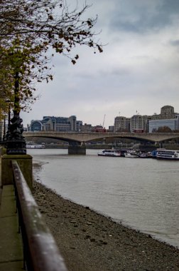 Güney Londra'da Thames Nehri kıyısında