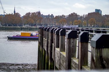 Londra 'da nehir kıyısındaki ahşap iskele.