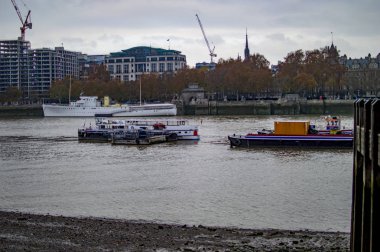 Güney kıyısından denize açılan Thames Nehri'ndeki gemi ve tekneler