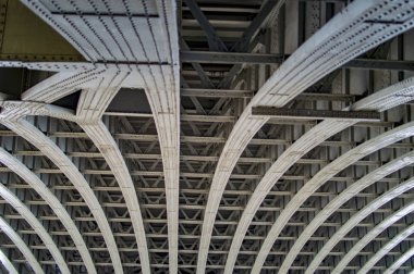 Mükemmel tasarımı ile Londra'da köprünün altında kemerler ve metal