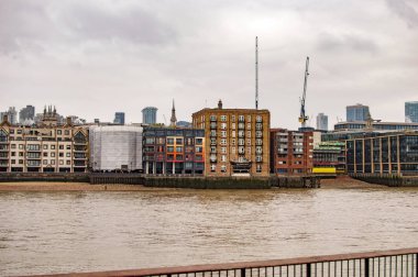 Thames Nehri üzerindeki genel elektrik santralleri ve diğer binalar