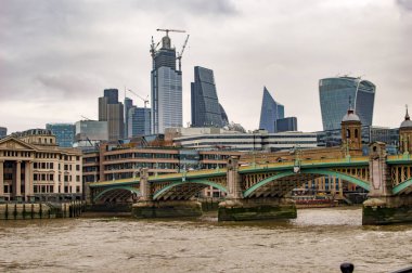 Londra'da Thames Nehri üzerindeki kemerli köprü