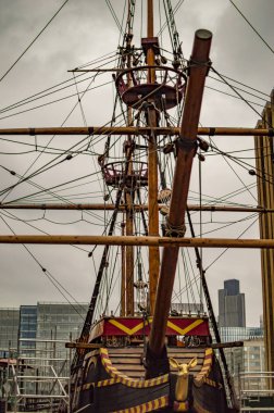 Londra'da altın hinde gemi ve onun tam sistemi ile