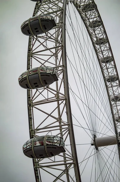 Полуколесо лондонского глаза с капсулами в облачном небе — стоковое фото