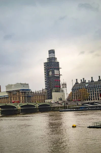 Big ben através do rio Tamisa e outros edifícios — Fotografia de Stock