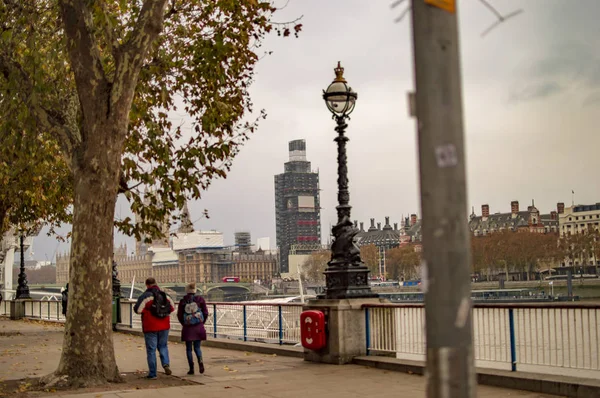 Människor som går på South banksidan av Thames River Public Open Space — Stockfoto