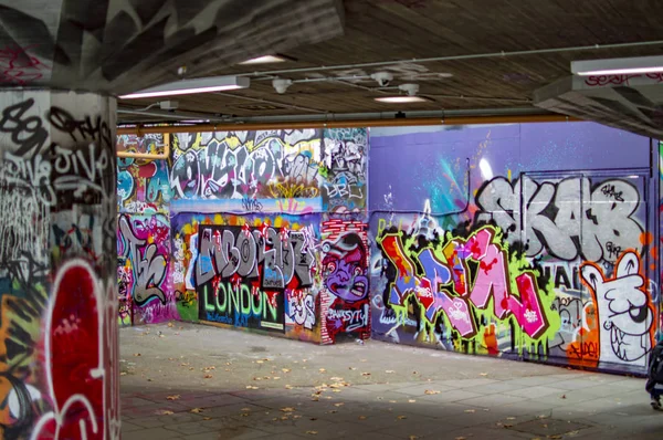 South bank fiume Tamigi graffiti parco con pattinatori terra troppo — Foto Stock