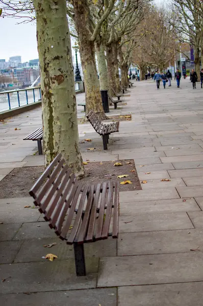 Empty bench on south bank london — Stock Photo, Image