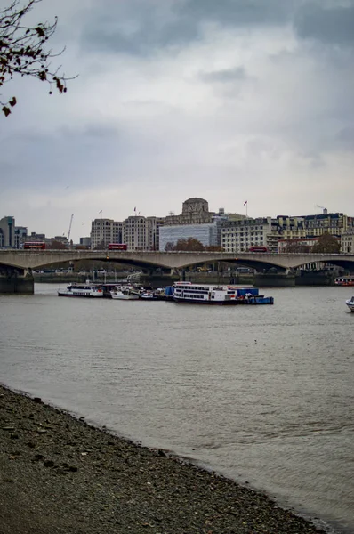 Thames nehri çamuru ve banka — Stok fotoğraf