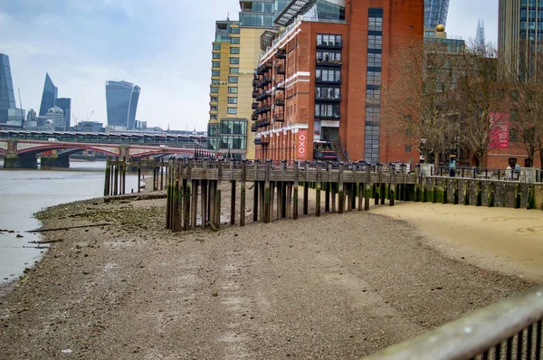 De houten pier op de Thames bij South Bank — Stockfoto