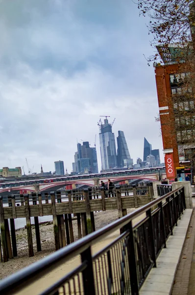 Het hekwerk op de rivier de Theems — Stockfoto