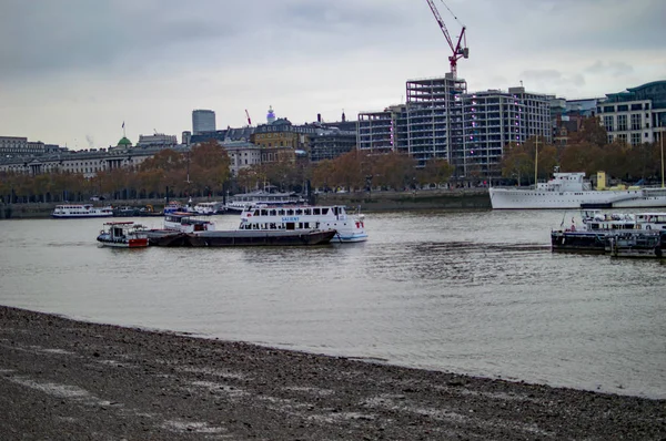 Schepen en boten in rivier de Thames — Stockfoto