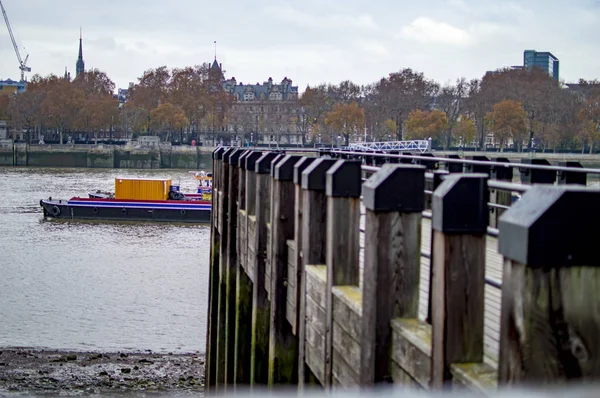 Londra 'da nehir kıyısındaki ahşap iskele. — Stok fotoğraf