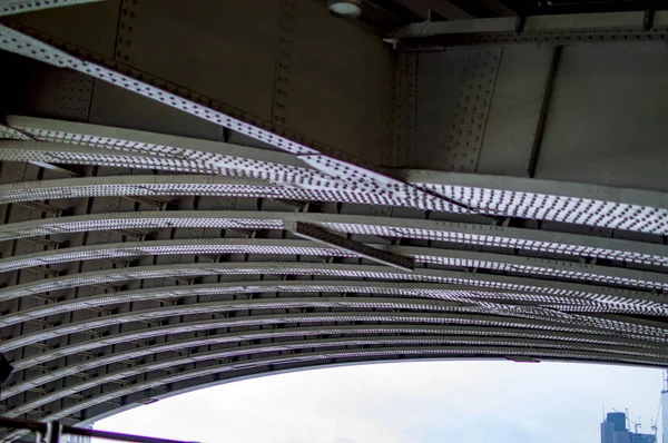 Los arcos y metal debajo del puente en Londres pintado de blanco — Foto de Stock