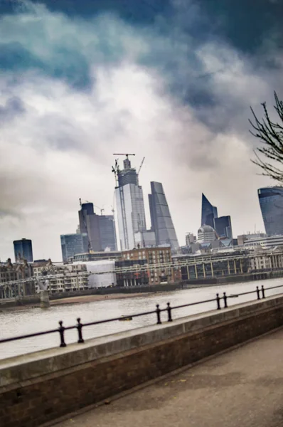 Κτήρια του Λονδίνου απέναντι από τον ποταμό Τάμεση — Φωτογραφία Αρχείου