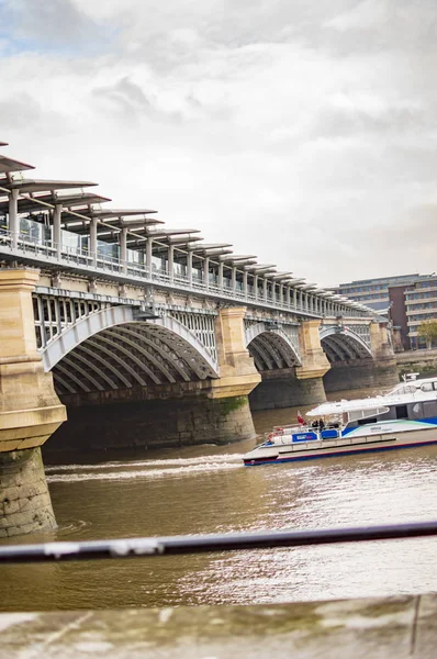 Londra'da Thames Nehri üzerindeki demir köprü — Stok fotoğraf