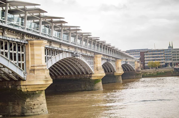 Vatten rinner under floden i London — Stockfoto