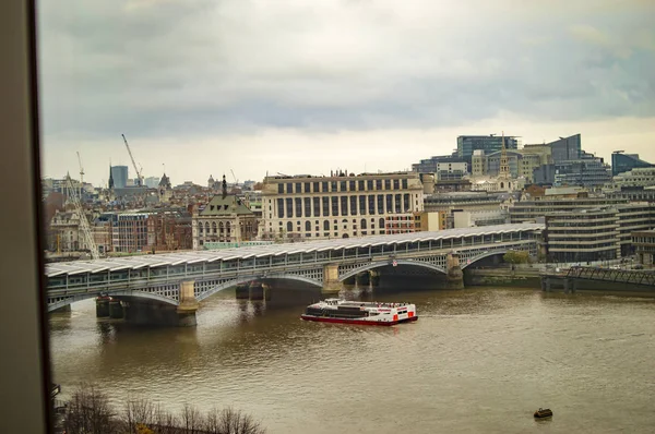 The water flowing below the millennium bridge in uk — Stock Photo, Image