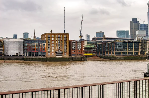Будівлі на сторонах річки Темзи — стокове фото