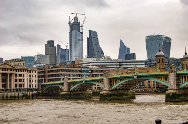 Londra'da Thames Nehri üzerindeki kemerli köprü — Stok fotoğraf