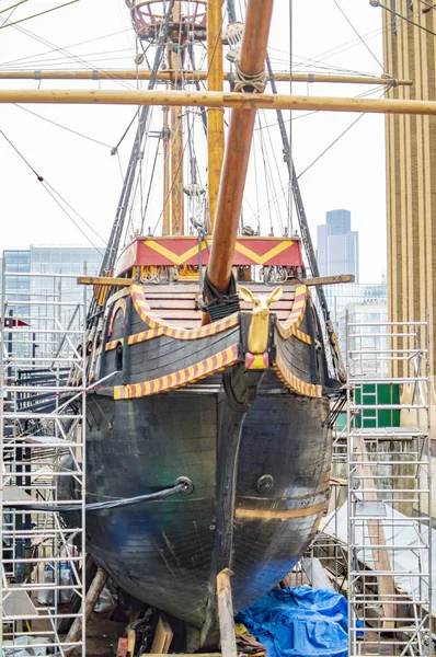 Le navire d'obstacle doré à Londres étant réparé — Photo