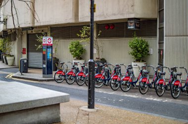 Londra caddesinde bisiklet standı