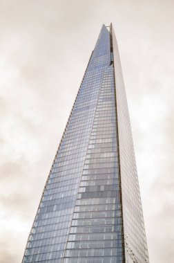 Buluttaki kırıklar ve Londra'da dik duran