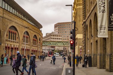 Londra Köprüsü tren istasyonu ve binadan çıkan insanlar dışında